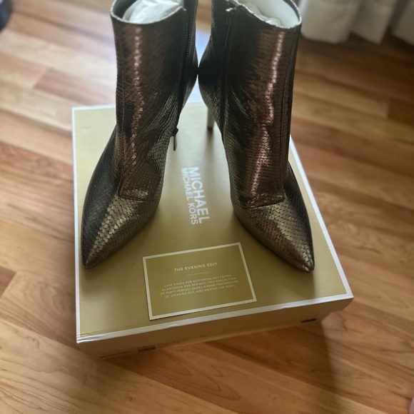 Iridescent BEAUTY - Picture 9 of 16